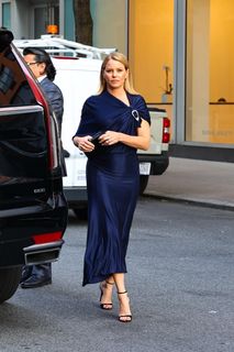 Elizabeth Banks feet photo thumbnail