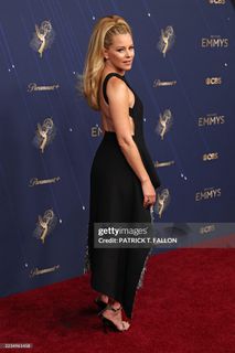 Elizabeth Banks feet photo thumbnail