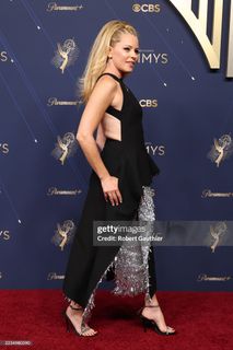 Elizabeth Banks feet photo thumbnail