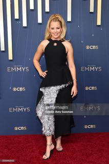 Elizabeth Banks feet photo thumbnail