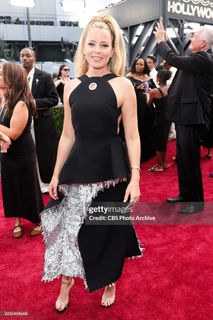 Elizabeth Banks feet photo thumbnail