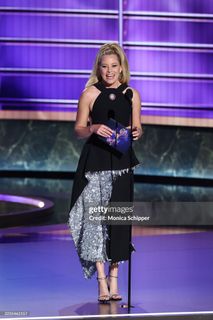 Elizabeth Banks feet photo thumbnail