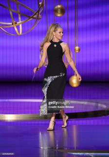 Elizabeth Banks feet photo thumbnail