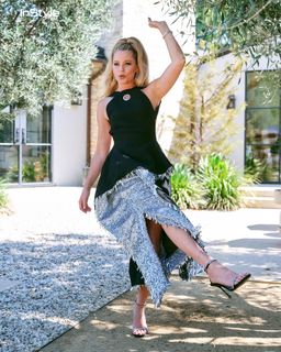 Elizabeth Banks feet photo thumbnail