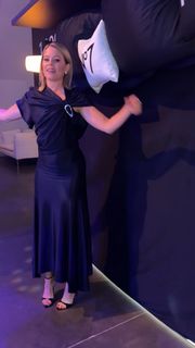 Elizabeth Banks feet photo thumbnail