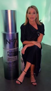 Elizabeth Banks feet photo thumbnail