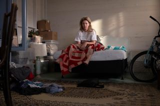 Elizabeth Banks feet photo thumbnail