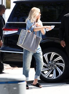 Elizabeth Banks feet photo 2