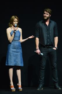 Elizabeth Banks feet photo thumbnail
