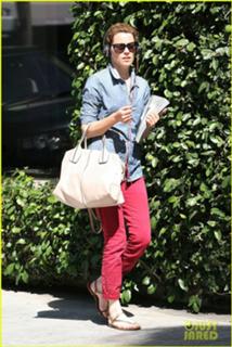Elizabeth Banks feet photo thumbnail
