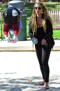 Elizabeth Berkley feet photo thumbnail