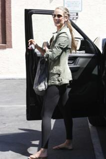 Elizabeth Berkley feet photo thumbnail