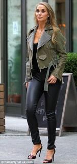 Elizabeth Berkley feet photo thumbnail