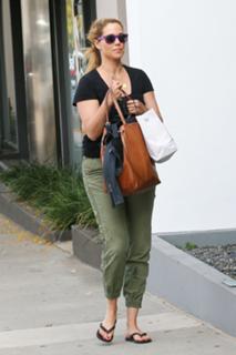Elizabeth Berkley feet photo thumbnail
