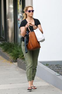 Elizabeth Berkley feet photo thumbnail