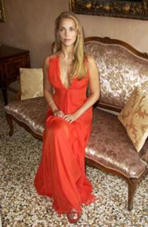 Elizabeth Berkley feet photo thumbnail