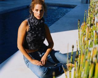 Elizabeth Berkley feet photo thumbnail