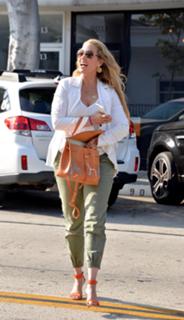 Elizabeth Berkley feet photo thumbnail