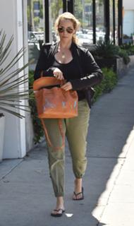 Elizabeth Berkley feet photo thumbnail