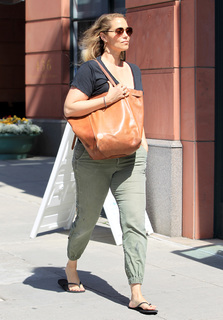 Elizabeth Berkley feet photo thumbnail