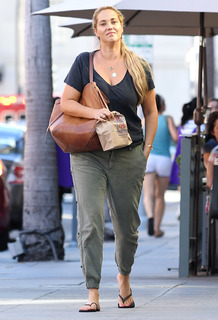 Elizabeth Berkley feet photo thumbnail