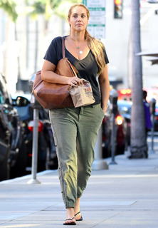Elizabeth Berkley feet photo thumbnail