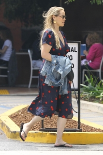 Elizabeth Berkley feet photo thumbnail