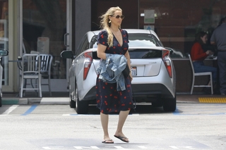 Elizabeth Berkley feet photo thumbnail
