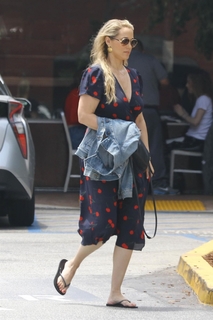 Elizabeth Berkley feet photo thumbnail