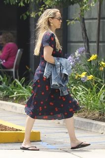 Elizabeth Berkley feet photo thumbnail