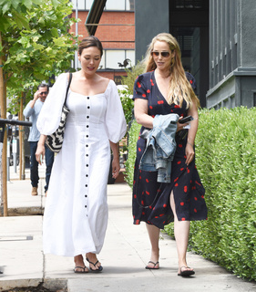 Elizabeth Berkley feet photo thumbnail