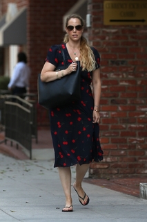 Elizabeth Berkley feet photo thumbnail
