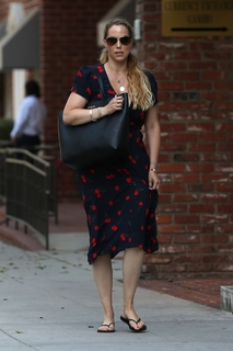 Elizabeth Berkley feet photo thumbnail