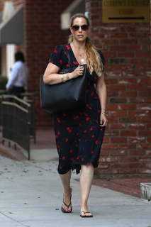 Elizabeth Berkley feet photo thumbnail