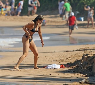 Elizabeth Berkley feet photo thumbnail