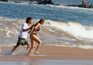Elizabeth Berkley feet photo thumbnail