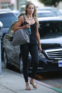 Elizabeth Berkley feet photo thumbnail