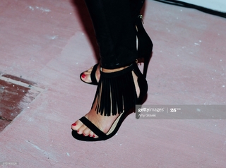 Elizabeth Berkley feet photo thumbnail