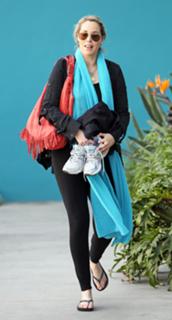 Elizabeth Berkley feet photo thumbnail