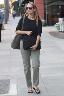 Elizabeth Berkley feet photo thumbnail