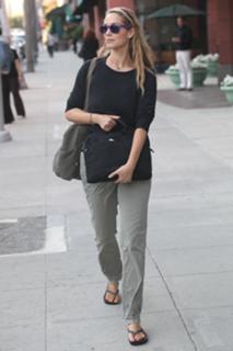 Elizabeth Berkley feet photo thumbnail