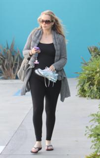 Elizabeth Berkley feet photo thumbnail
