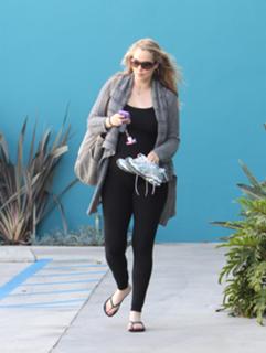 Elizabeth Berkley feet photo thumbnail