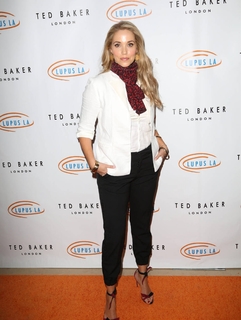 Elizabeth Berkley feet photo thumbnail