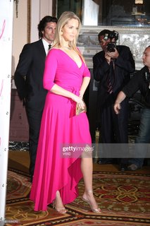 Elizabeth Berkley feet photo thumbnail