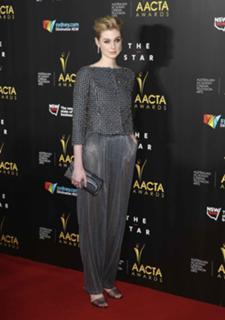 Elizabeth Debicki feet photo thumbnail