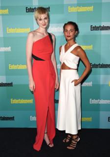 Elizabeth Debicki feet photo thumbnail
