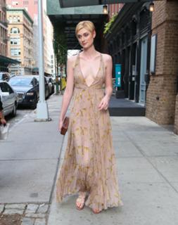 Elizabeth Debicki feet photo thumbnail