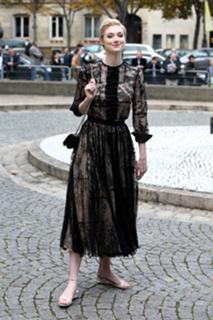 Elizabeth Debicki feet photo thumbnail