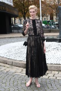 Elizabeth Debicki feet photo thumbnail